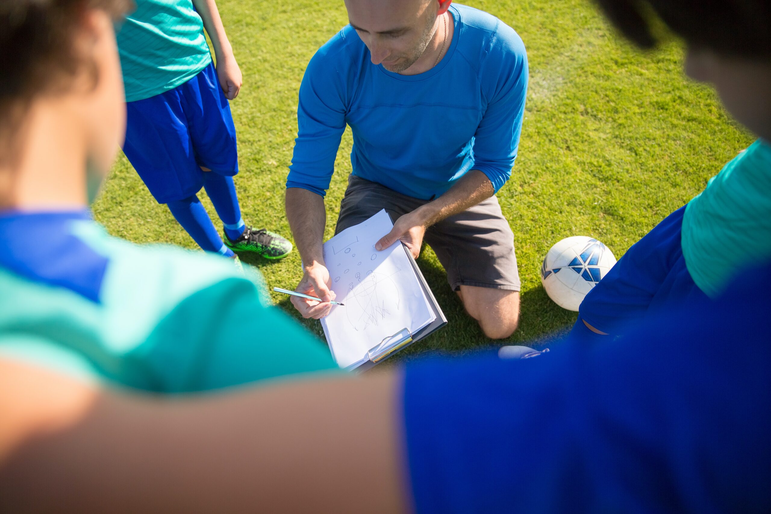 En général, on considère que l'entraîneur a une obligation de moyen, c'est-à-dire qu'il doit mettre en œuvre les moyens nécessaires pour assurer la performance sportive du club, mais qu'il ne peut pas être tenu responsable des aléas du jeu ou de la qualité des joueurs. Toutefois, il peut y avoir des cas où l'entraîneur a une obligation de résultat, par exemple s'il s'est engagé à atteindre un classement précis ou à remporter un titre.